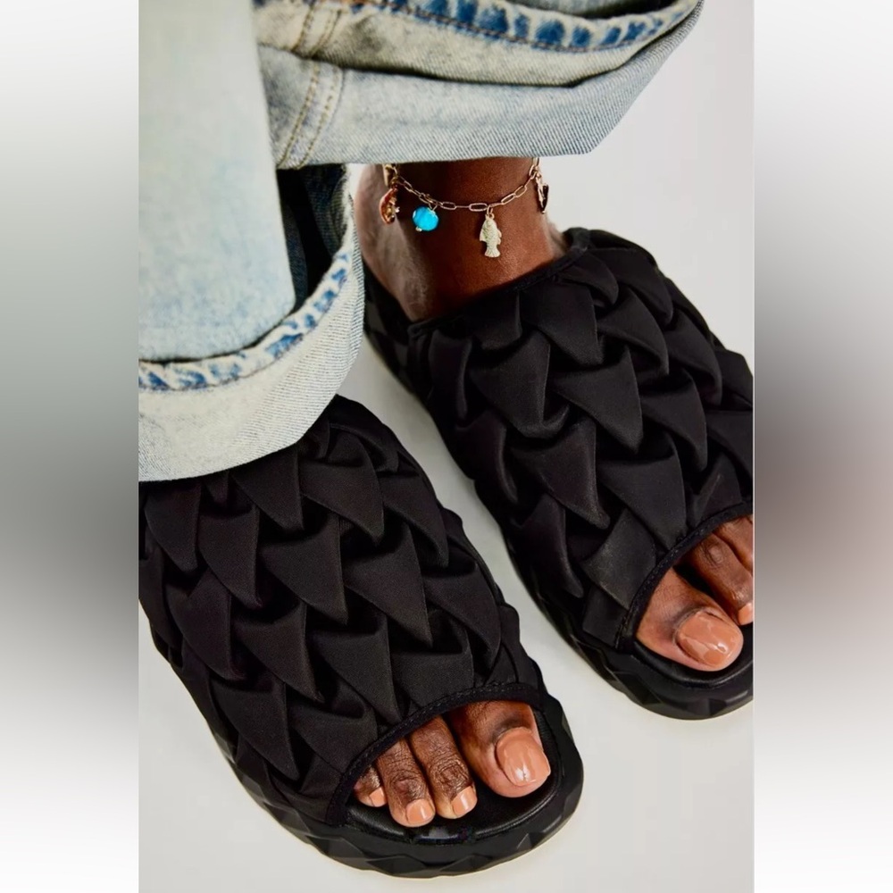 Free People 4CCCCEES Ether Sport Sandals Platform Puffy Woven Black